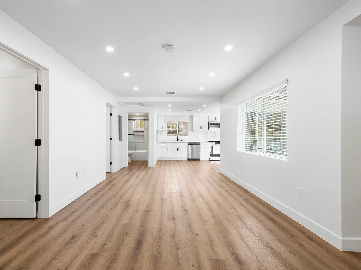 2 bed, 988 sqft, $3,300 — Photo 4
