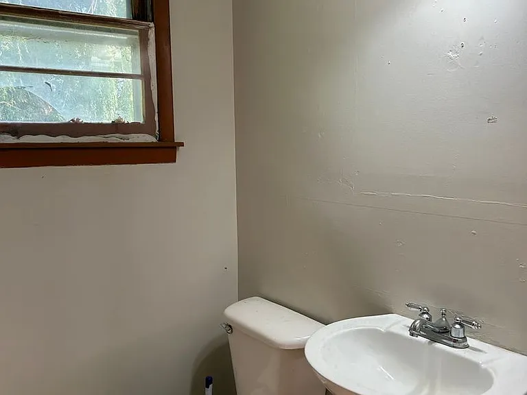 122 W Florence Ave — Photo 10