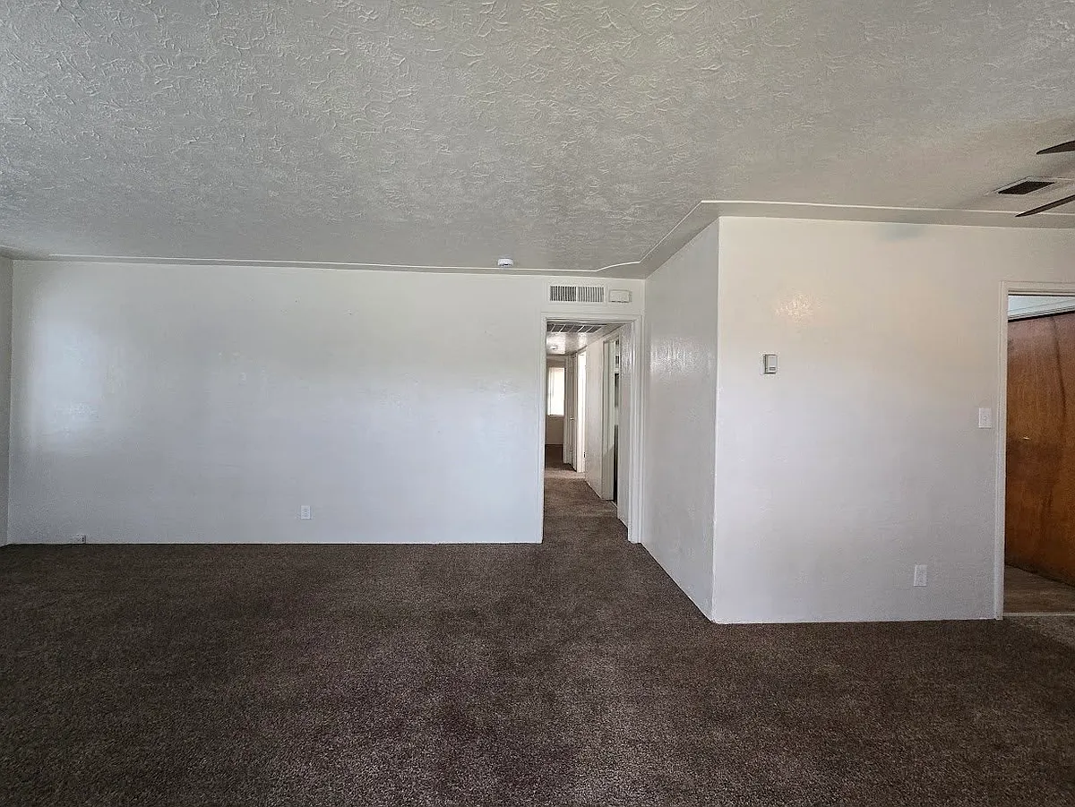 Building Photo - 4141 Kenmore Dr S