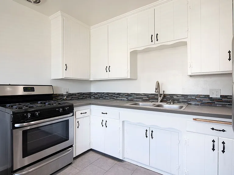Talmadge Pacific Apartments — Photo 21