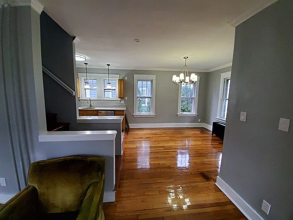 4th image of 27 Parkwood St