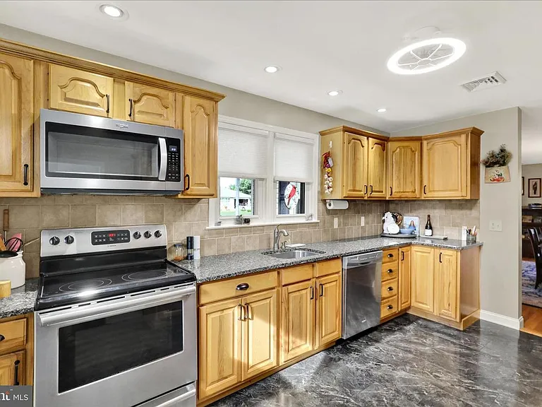 41 W College Ave — Photo 16