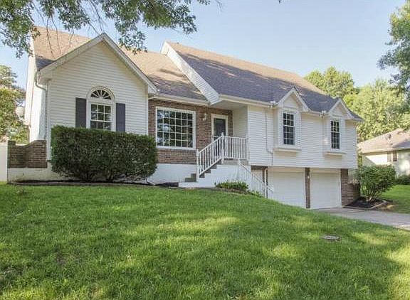 3rd image of 420 NW Manor Dr