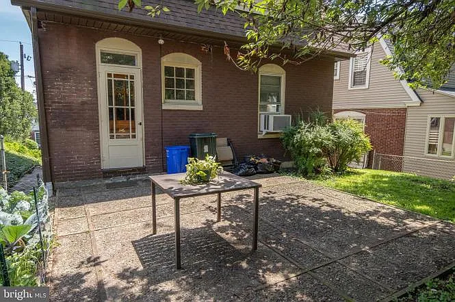 227 Walnut St — Photo 5