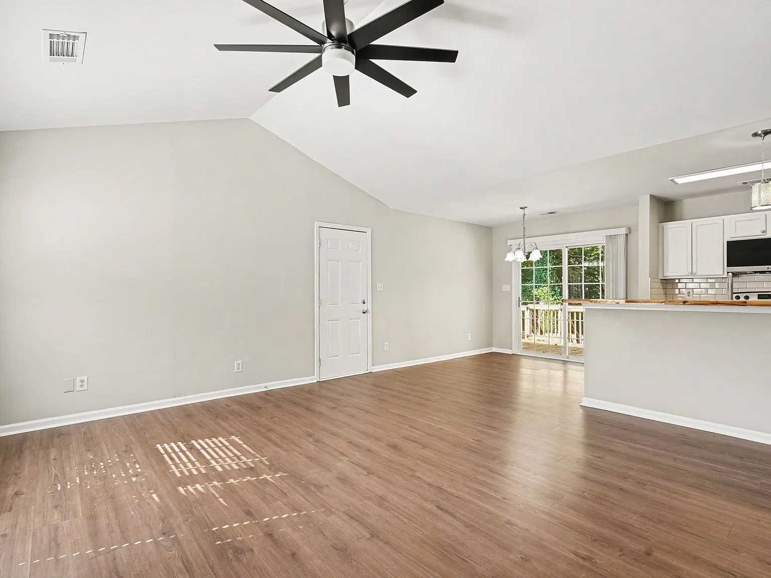 3 bed, 1112 sqft, $1,805 — Photo 3
