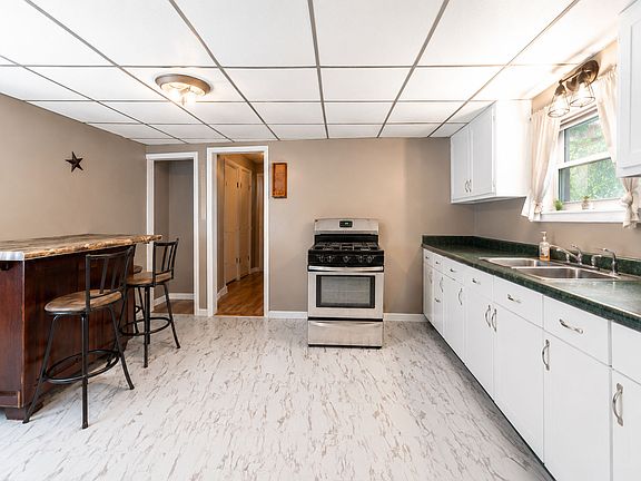 3rd image of 58 Kuntz St