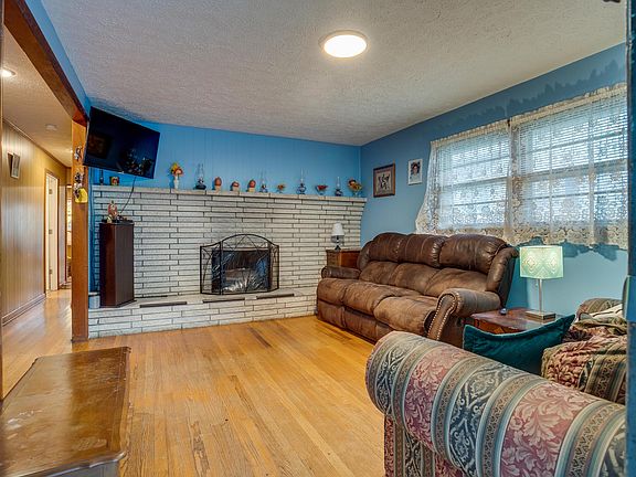 5th image of 212 Mount Vernon Dr