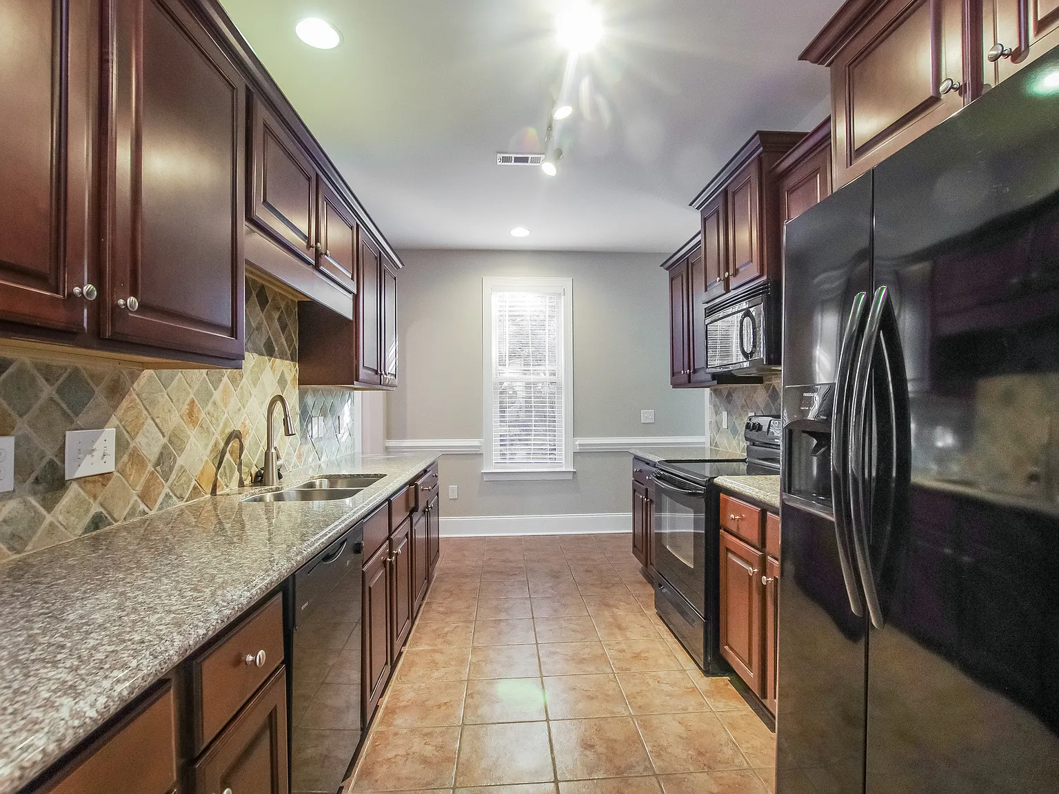 4 bed, 2.5 bath, 2402 sqft, $2,295 — Photo 3