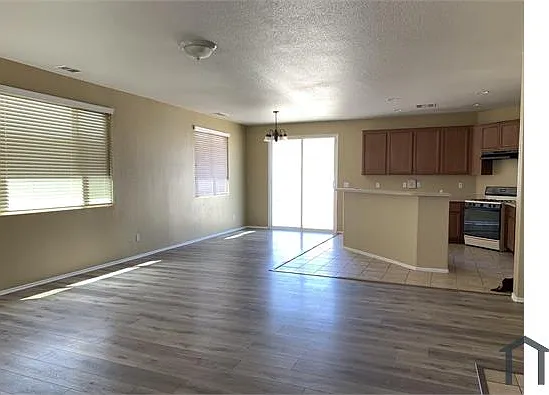 5 bed, 2000 sqft, $2,895 — Photo 2