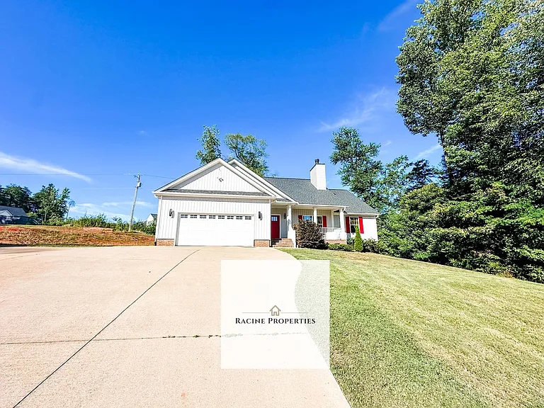 27 Carriage Dr — Photo 2