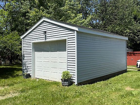 3rd image of 2005 Maple Ave NE