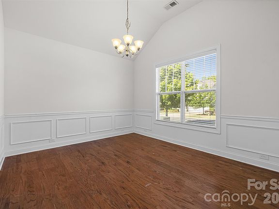 3rd image of 578 Daventry Ct