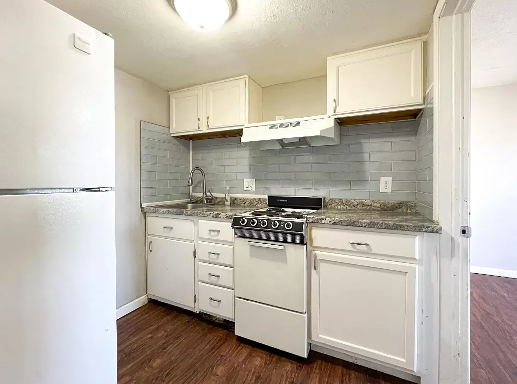563 S Hague Ave — Photo 2