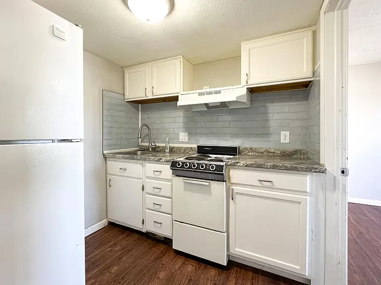563 S Hague Ave — Photo 2