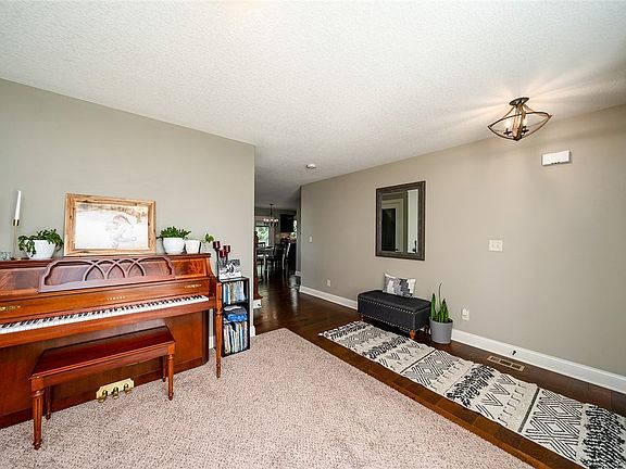 4th image of 1612 SE Coralberry Dr
