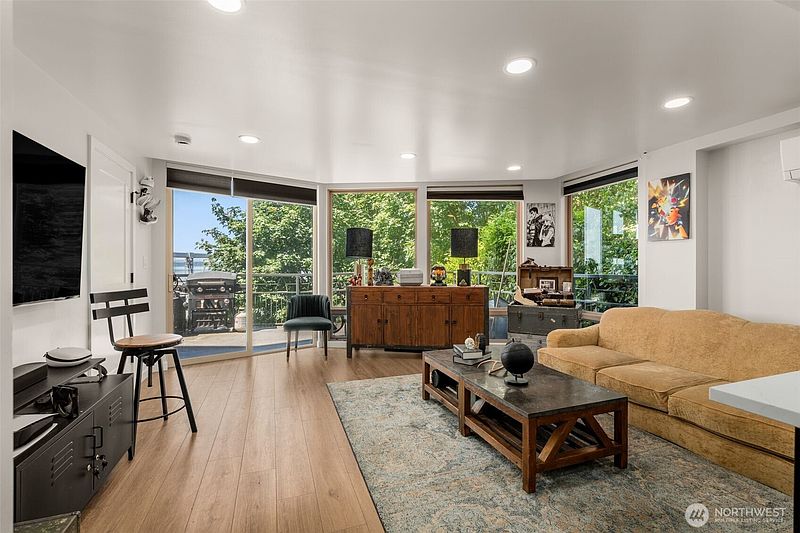 3rd image of 507 W Mercer St #401