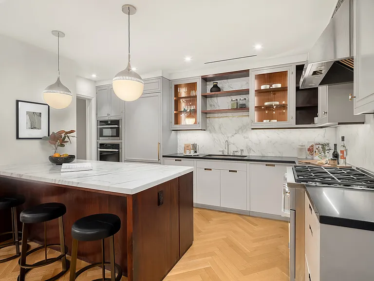 275 W 10th St #MAISB — Photo 4