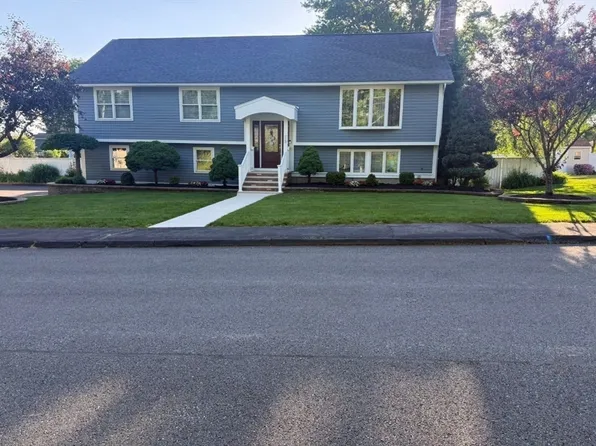 10 Dean St, Hudson, MA 01749
