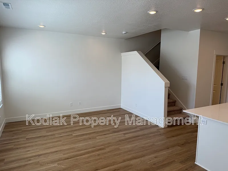 3 bed, 2.5 bath, 1394 sqft, $1,750 — Photo 4