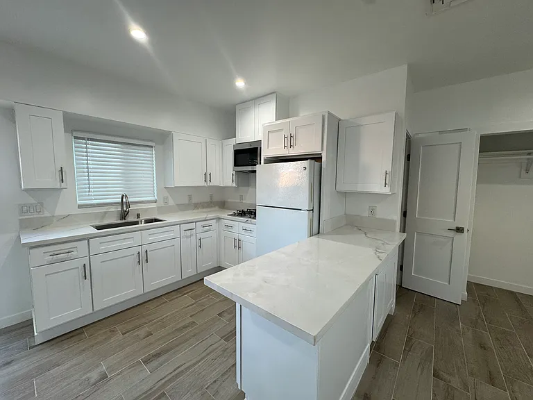 3667 W 108th St #3/4 — Photo 2