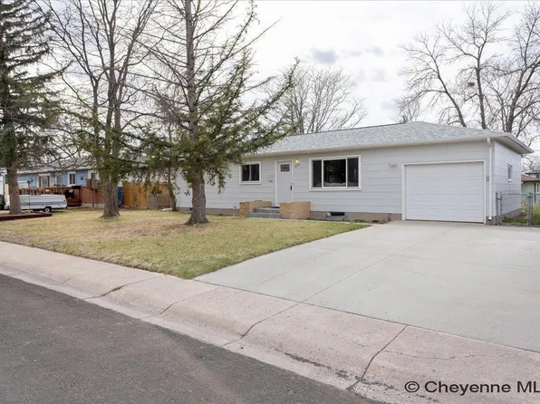 828 Sun Valley Dr, Cheyenne, WY 82001