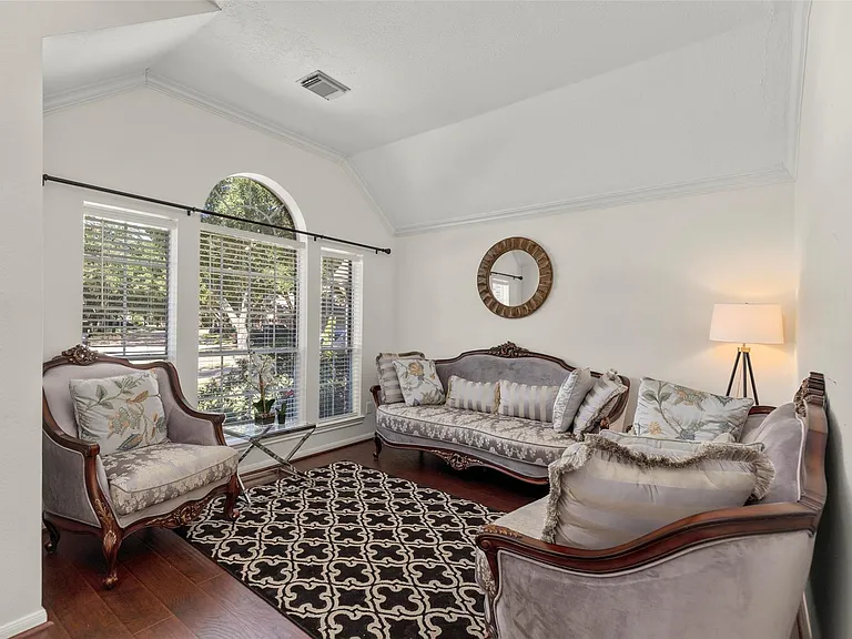 723 Avery Dr — Photo 3