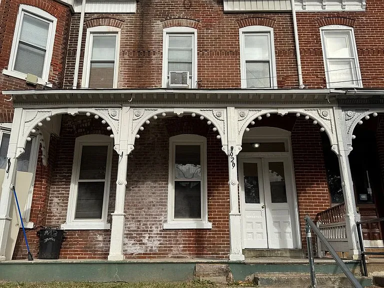 929 W Gordon St — Photo 1