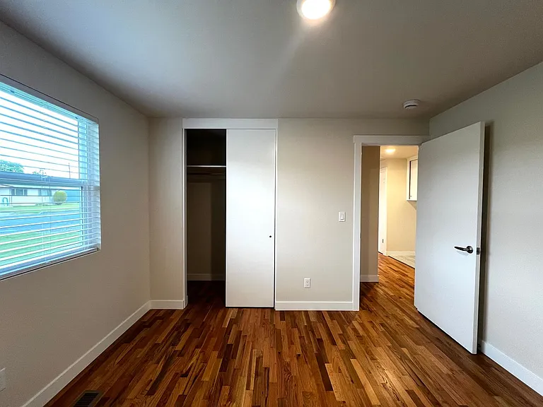 1007 S 50th Ave — Photo 14