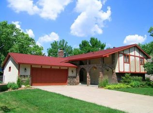 4020 Penrod Ln NE, Saint Anthony, MN 55421