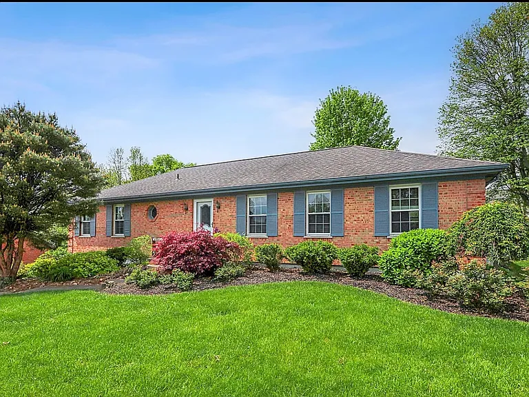 10267 Cedarwood Dr — Photo 2