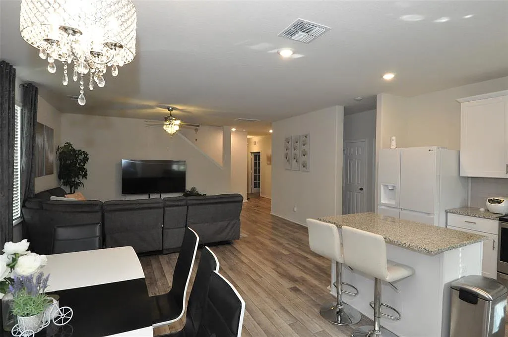 4 bed, 2450 sqft, $2,450 — Photo 4