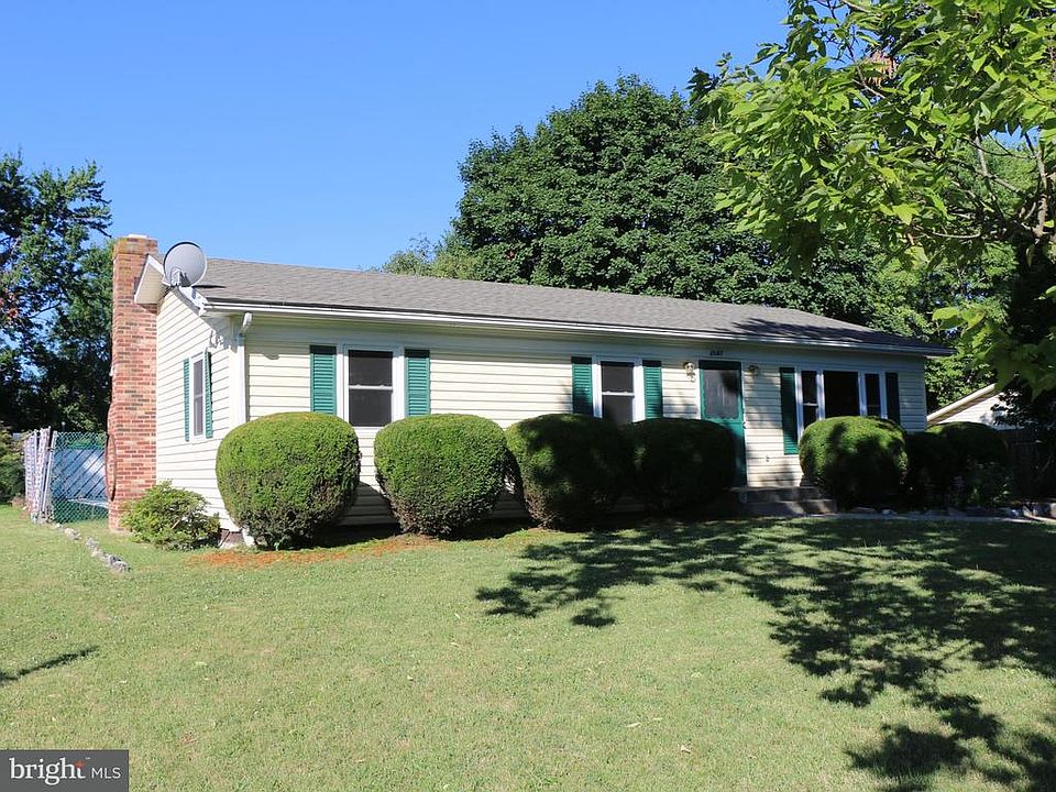 2nd image of 2141 1st St
