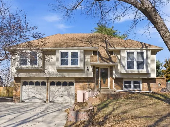 1924 E Sheridan Bridge Ln, Olathe, KS 66062