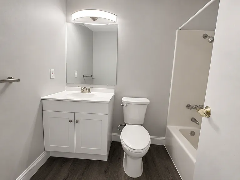 Courtview Square Apartments — Photo 10