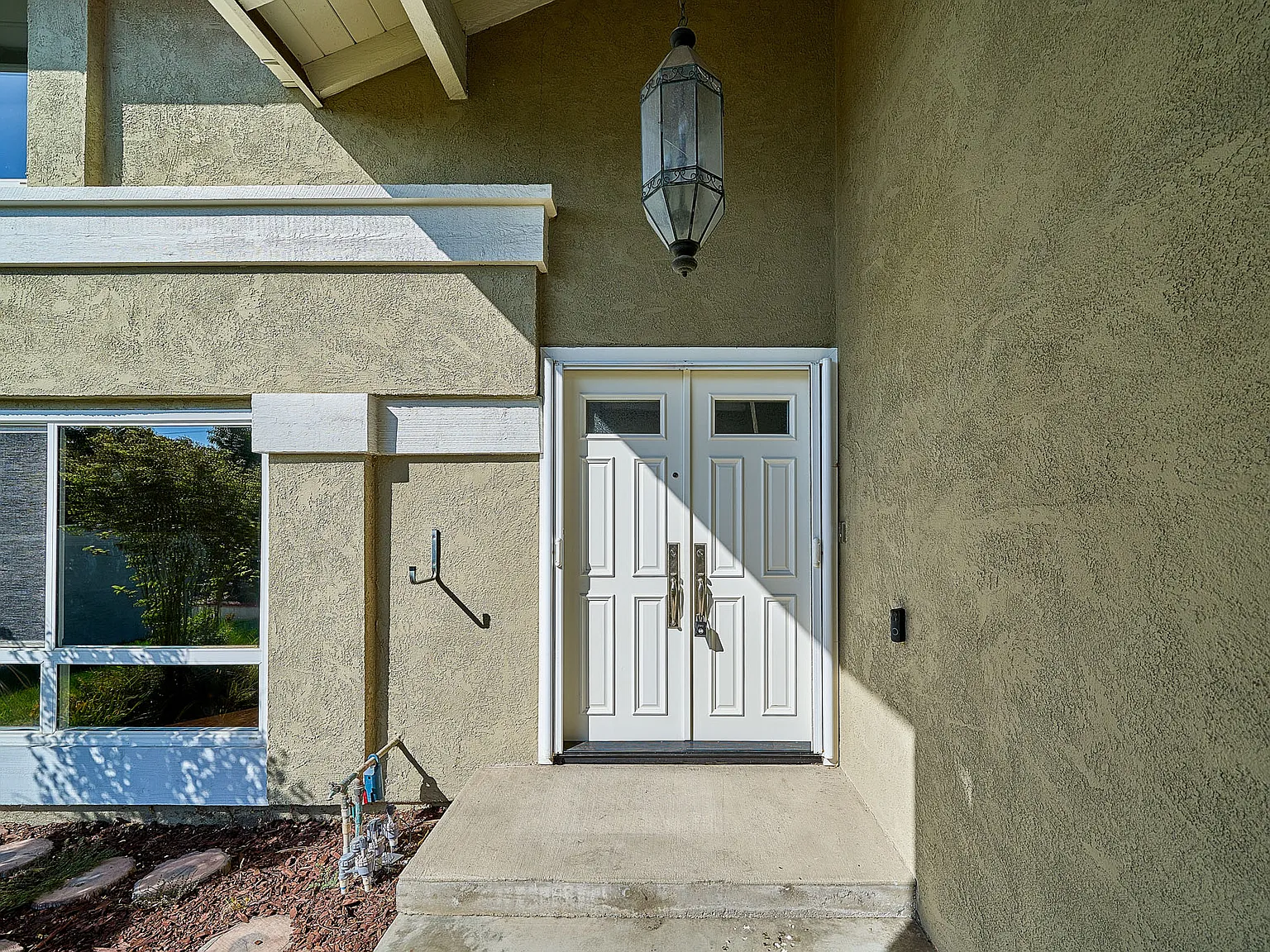 5 bed, 2400 sqft, $6,400 — Photo 2