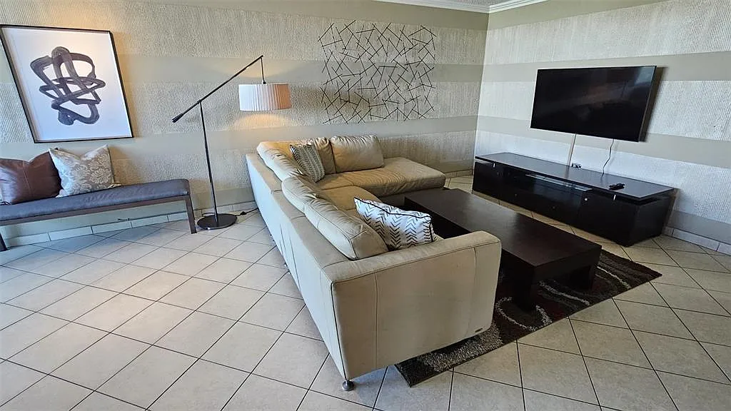 3 bed, 2.0 bath, 1400 sqft, $2,400 — Photo 4