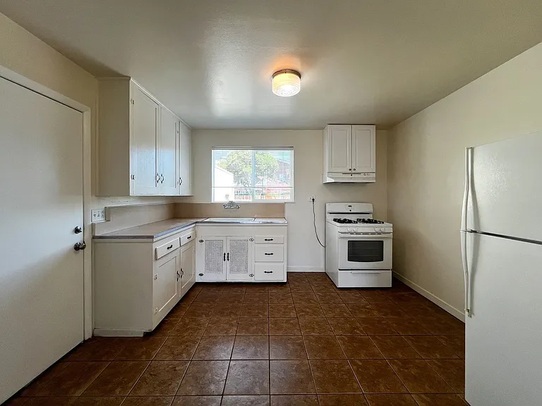 805 California Blvd — Photo 19
