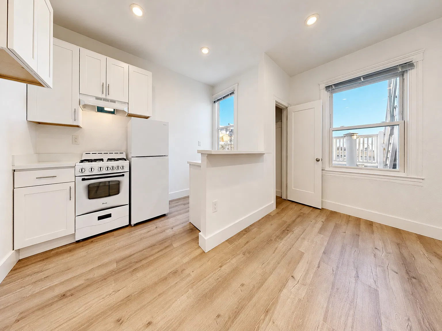 Junior Studio Suite Near Ocean Beach with Coastal Views & Shared Laundry — Photo 1