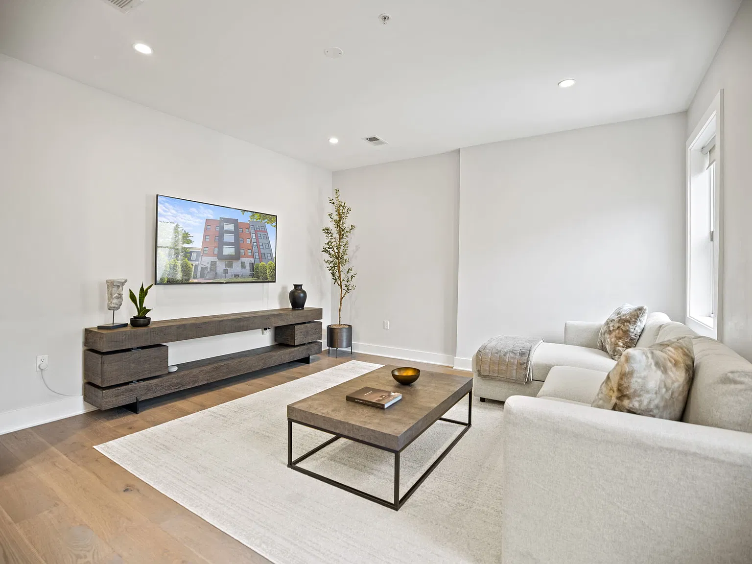 1 bed, 655 sqft, $2,350 — Photo 2
