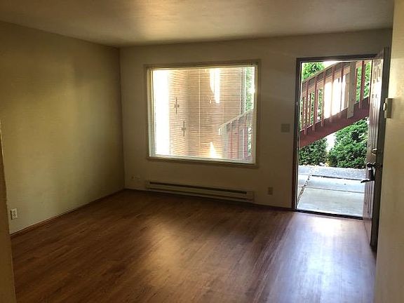 3rd image of 1007 N M St APT 1