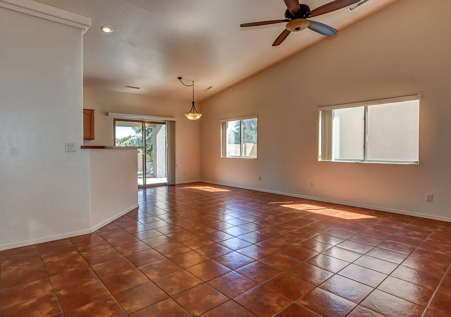 Spacious 3 Bedroom, 2 Bath in Granville! — Photo 4