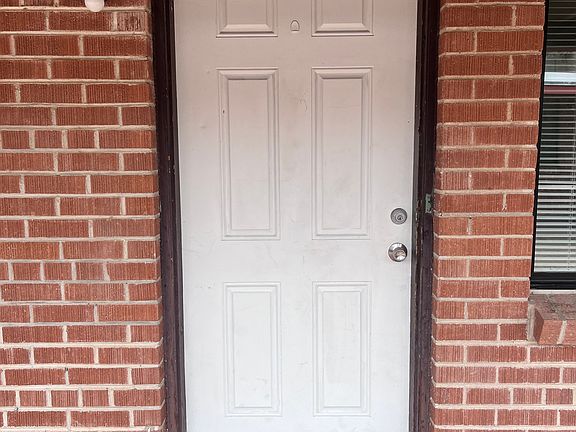 3rd image of 1660 N Beverly Ave