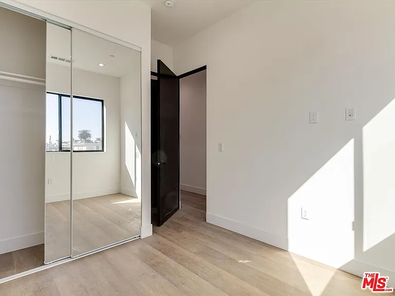 2817 S Redondo Blvd — Photo 24