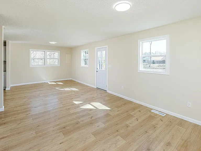 211 Rhode Island Cir — Photo 3