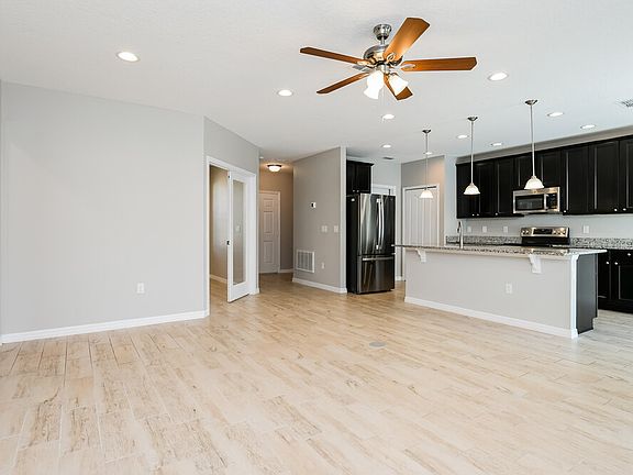 5th image of 201 Albany Dr