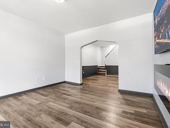 4th image of 2732 Baker St