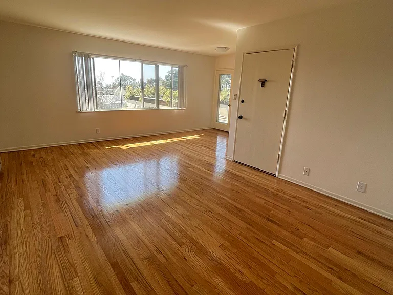 2232 N Beachwood Dr #14 — Photo 4