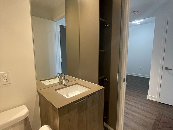 4th image of 448 Burnhamthorpe Rd W #3409
