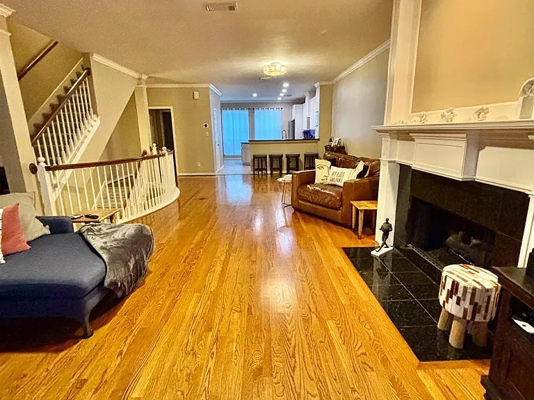 1310 W Webster St — Photo 7