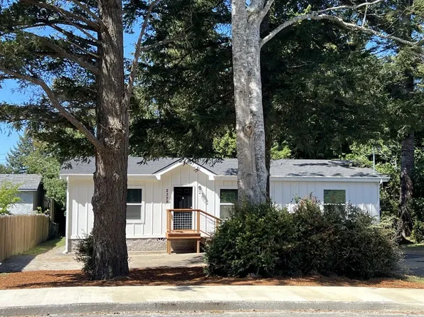 2328 Oak St, North Bend, OR 97459